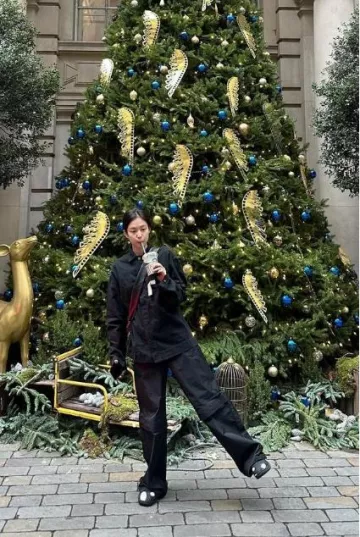 Chemise Jacquemus La Chemise De Nîmes portée par Jennie Kim sur son post Instagram le 30 novembre 2023