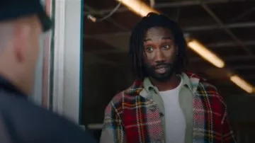 Chaqueta de lana celta de Carrier Company usada por Joe Petrus (Nathan Stewart-Jarrett) como se ve en Culpables (S01E01)