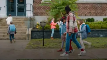 Veja V10 Leather Sneak­er White worn by Joe Petrus(Nathan Stewart-Jarrett) as seen in Culprits (S01E01)