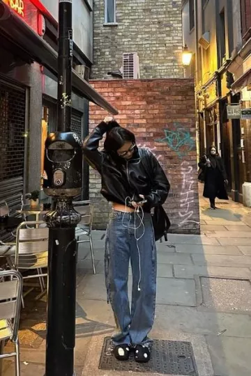 Sweat à capuche drapé Loewe en cuir d’agneau nappa porté par Jennie Kim sur son post Instagram le 30 novembre 2023
