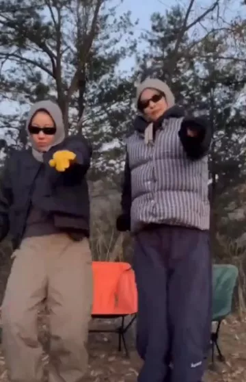 Mardi Mercredi Blend­ed Beanie Earflap worn by Taylor Swift on her Instagram Story post on December 3, 2023