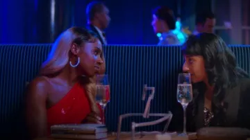 Vestido largo de Solace Monroe usado por el oficial (Kirby Howell-Baptiste) como se ve en Culpables (S01E03)