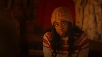 Suéter de inspiración vintage de French Connection Fair Isle usado por el oficial (Kirby Howell-Baptiste) como se ve en Culpables (S01E03)