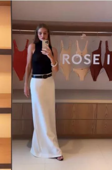 Brazalete de rosquilla Tiffany & Co. Elsa Peretti en plata de ley, usado por Rosie Huntington-Whiteley en el lanzamiento de Rose Inc X Hunza G el 13 de junio de 2023