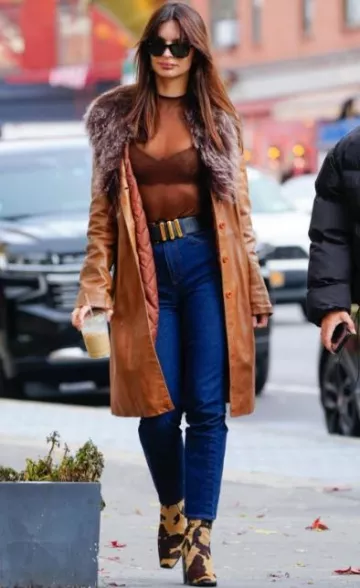 Ceinture en cuir Khaite Bella portée par Emily Ratajkowski à New York le 4 décembre 2023