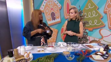 Calvin Klein Vestido lápiz de crepé con corbata sin mangas usado por Lara Spencer como se ve en Good Morning America el 4 de diciembre de 2023