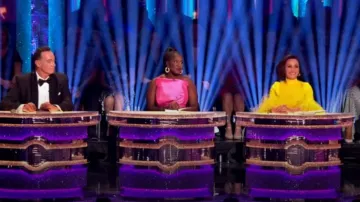 Solace London Zuri Maxi Vestido usado por Motsi Mabuse como se ve en Strictly Come Dancing: It Takes Two (T21E01)