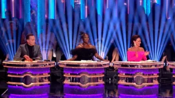 Germanier El vestido de hombros usado por Motsi Mabuse como se ve en Strictly Come Dancing: It Takes Two (T21E01)