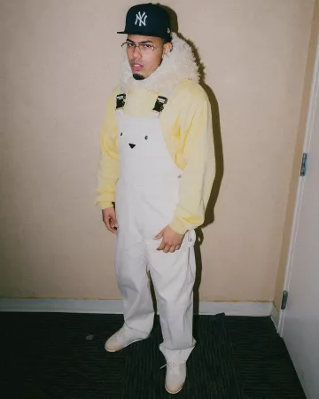 Mono de mezclilla Prada White Bull usado por Myke Towers en la cuenta de Instagram @myketowers