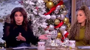 Top de punto ajustado con volantes de Ted Baker Floraas usado por Ana Navarro como se ve en The View el 1 de diciembre de 2023