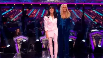 Reiss Ivy Sin­gle Breast­ed Vel­vet Blaz­er worn by Tess Daly as seen in Strictly Come Dancing: It Takes Two (S21E02)