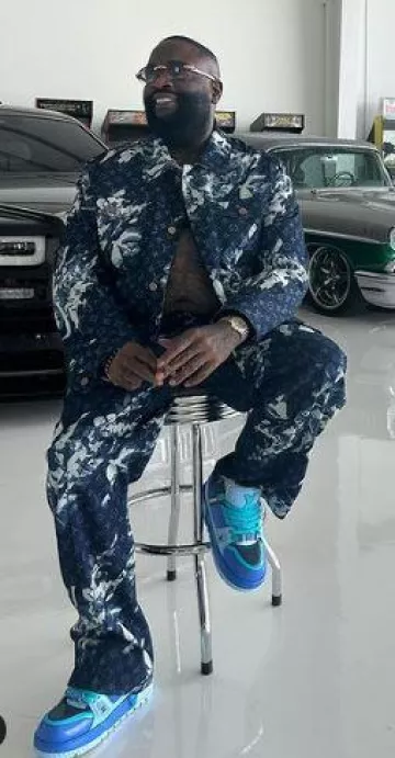 Louis Vuitton Blue Slashed Floral Print Jeans usado por Rick Ross en la cuenta de Instagram @richbyrickross