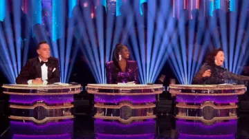 Mini-robe froncée Alexandre Vauthier portée par Motsi Mabuse dans Strictly Come Dancing : It Takes Two (S21E07)