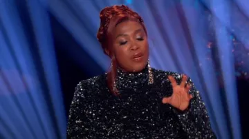 Solace London La robe longue Azra en sequins portée par Motsi Mabuse dans Strictly Come Dancing : It Takes Two (S21E11)