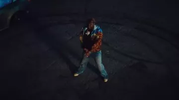 Vaqueros 'Stack' acampanados Amiri Clay Indigo usados por Tee Grizzley en Floaters [Video oficial]