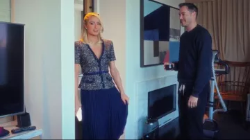 Autorretrato Azul Marino Boucle Falda De Gasa Vestido Midi usado por Paris Hilton como se ve en Paris in Love (S02E06)
