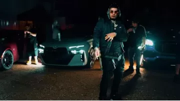 La chaqueta bomber 'Crenshaw' azul marino de Marathon Clothing que lleva DeeBaby en Can't Tell Me ( VIDEO OFICIAL )