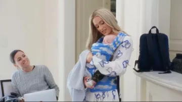 Robe mi-longue Sandro Jerzy à motif de cœur portée par Paris Hilton vue dans Paris in Love (S02E07)