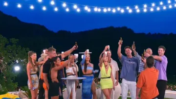 Oh Polly Versailles Deep Plunge Embelleshed Mini Dress usado por Tasia