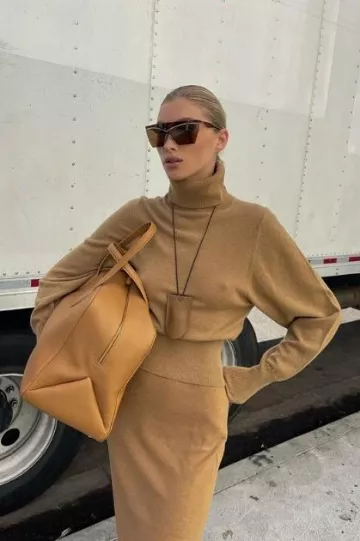 Khaite Le grand sac de week-end Maeve porté par Elsa Hosk sur son post Instagram le 5 décembre 2023