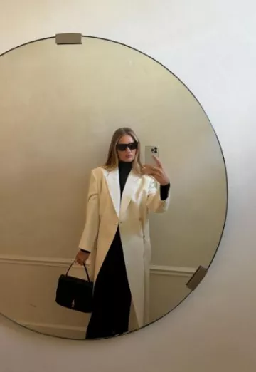 The Row Catena Oversized Wool and Silk Blend Cady Coat usado por Rosie Huntington-Whiteley en su publicación de Instagram el 5 de diciembre de 2023