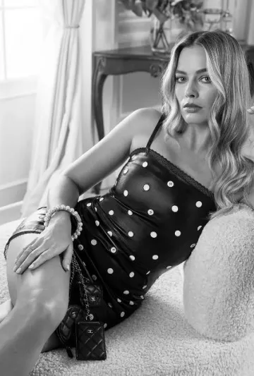 Pulsera de perlas falsas Chanel CC Turn Lock usada por Margot Robbie en Actors on Actors de Variety el 5 de diciembre de 2023