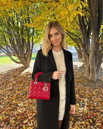 Pull brodé Dior en maille dorée et cachemire blanc porté par Chiara Ferragni sur son post Instagram le 5 décembre 2023