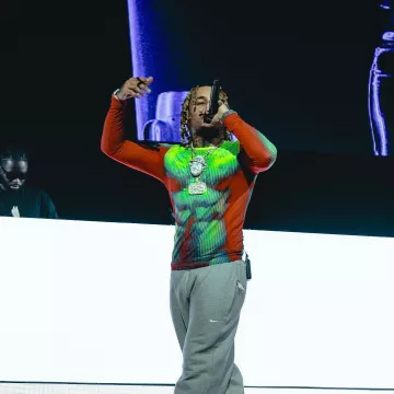 The Y/Project long-sleeved t-shirt worn by Zola at his concert in Paris