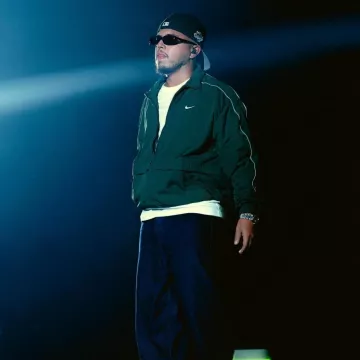 The Nike track jacket worn in concert by Hamza