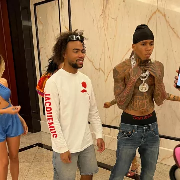 Le t-shirt Jacquemus porté par Gambi lors de son featuring avec NLE Choppa