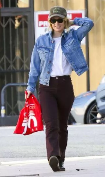 Sombrero de Skylight Books usado por Olivia Wilde en Los Ángeles el 2 de diciembre de 2023