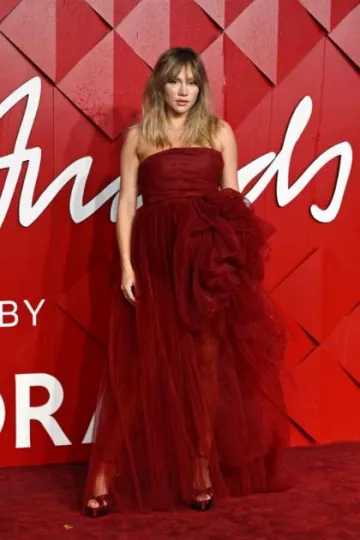 Aretes de aro de veinte piedras de Tiffany & Co. Schlumberger usados por Suki Waterhouse en los Fashion Awards el 4 de diciembre de 2023