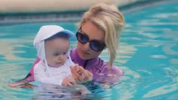 Gafas de sol Prada PR07YS usadas por Paris Hilton como se ve en Paris in Love (T02E08)
