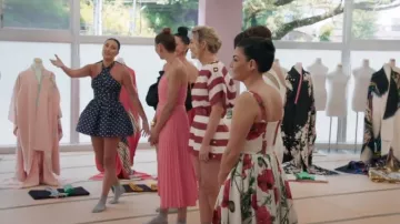 Zimmermann Wonderland Haut à manches larges en soie rayée rouge porté par Victoria Rees comme on le voit dans The Real Housewives of Sydney (S02E08)