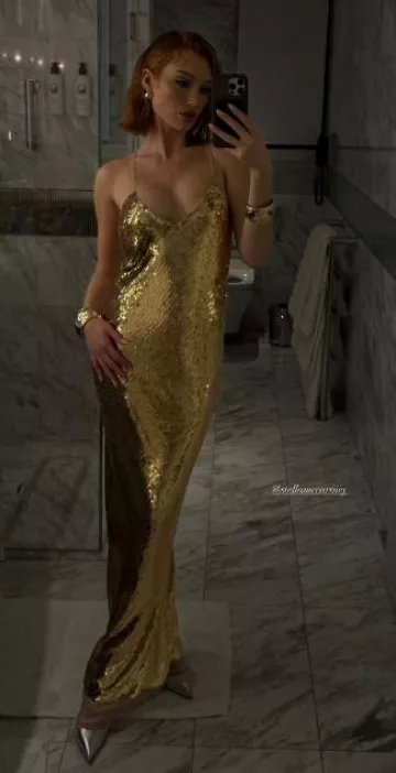 Stella McCartney Robe Bernice en mousseline de soie à paillettes dos ouvert portée par Meredith Duxbury sur sa Story Instagram le 4 décembre 2023