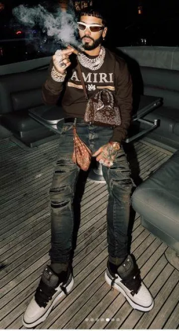 Bolso Mini Triángulo Bandana Marrón Amiri usado por Anuel AA en la cuenta de Instagram @anuel
