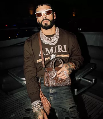 Llavero de seda bandana marrón Amiri usado por Anuel AA en la cuenta de Instagram @anuel