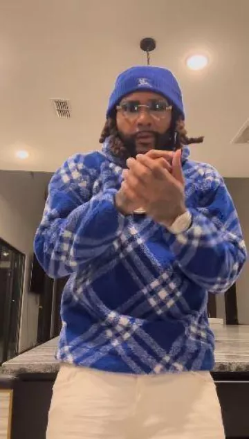 Gorro EKD acanalado azul real de Burberry usado por Money Man en la cuenta de Instagram @moneyman