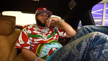 Vaqueros con logo con tachuelas desteñidas azules de Givenchy que lleva El Alfa "El Jefe" en MARTILLANDO con Noriel #ElReyDelDembow