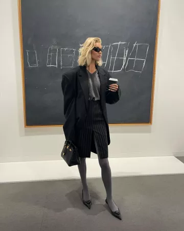 Zapatos de tacón destalonados con placa con el logotipo de Prada usados por Elsa Hosk en su historia de Instagram el 6 de diciembre de 2023