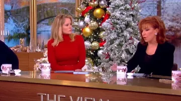 Cinq A Sept Rhinestone Bow Cuff Blazer usado por Joy Behar como se ve en The View el 5 de diciembre de 2023