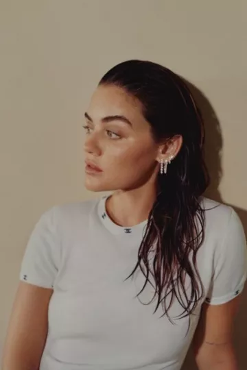 Camiseta Chanel 1998 Cc Trim Cotton usada por Lucy Hale en su historia de Instagram el 6 de diciembre de 2023
