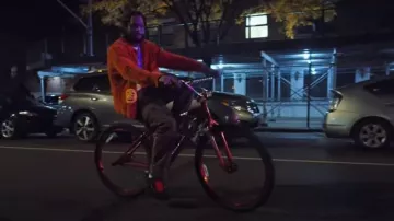 Cactus Plant Flea Market Orange Rayed Smiley Patch Zip Shirt porté par Dave East dans Weirdos Feat. Jadakiss (clip vidéo)