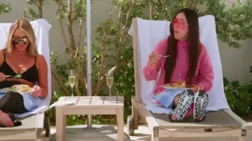 Versace Wmns Trigreca 'Logo Orchid Print' porté par Angie Katsanevas comme on le voit dans The Real Housewives of Salt Lake City (S04E13)