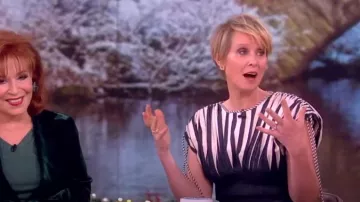 Vestido de día a rayas japonesas Bibhu Mohapatra con detalles de cordón usado por Cynthia Nixon como se ve en The View el 6 de diciembre de 2023