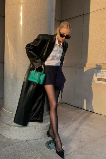 Pendientes colgantes Prada Symbole usados por Leonie Hanne en su publicación de Instagram el 6 de diciembre de 2023