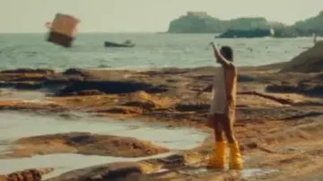 MSCHF x Crocs Big Yellow Boots usadas por Maluma en bikini (Video oficial)