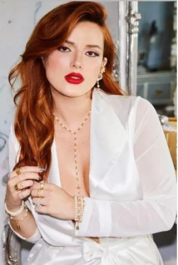 Bracelet Thorne Dynasty Forbidden Truths en argent porté par Bella Thorne sur sa Story Instagram le 4 décembre 2023