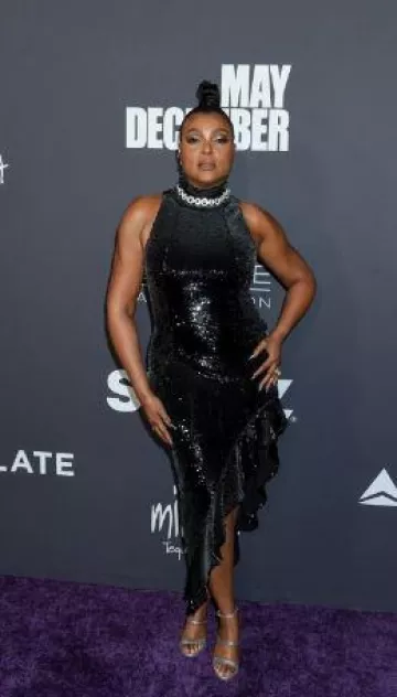 Robe mi-longue à col montant à sequins Patbo portée par Taraji P. Henson lors de la célébration du cinéma et de la télévision de la Critics Choice Association honorant les réalisations des Noirs, des Latinos et des Aapi le 4 décembre 2023