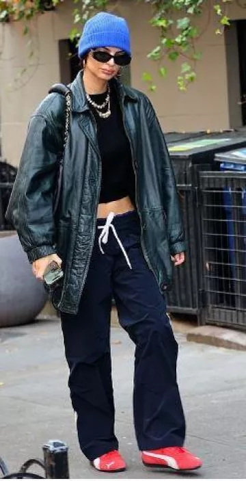 Lunettes de soleil Miu Miu Miu Glimpse portées par Emily Ratajkowski à New York le 5 décembre 2023